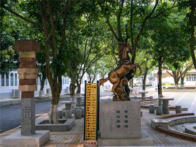 主题雕塑：感恩母校