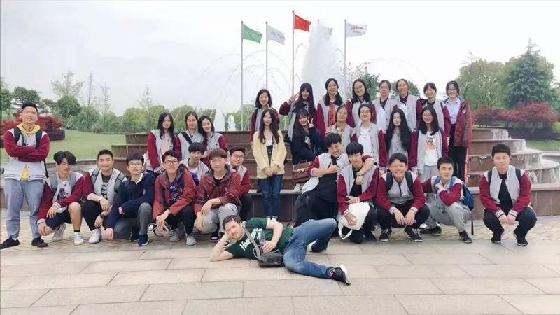 学生合影.jpg