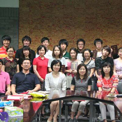 毕业生与家长老师合影