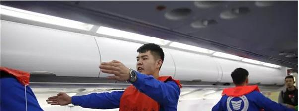 十名就业到春秋航空的成都航空旅游职业学校学子回母校进行新乘培训