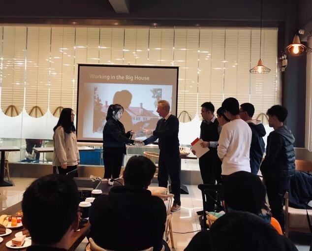 颁发奖学金.jpg