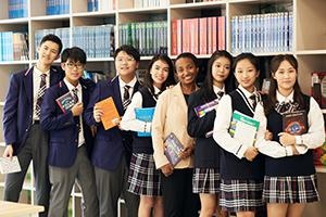 深圳瑞得福国际学校校长与学生合照