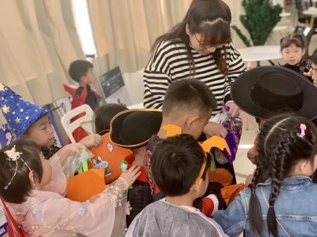中加枫华国际幼儿园万圣节活动.jpg