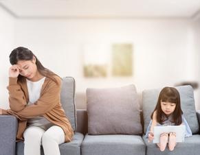 行为约束差、偷钱