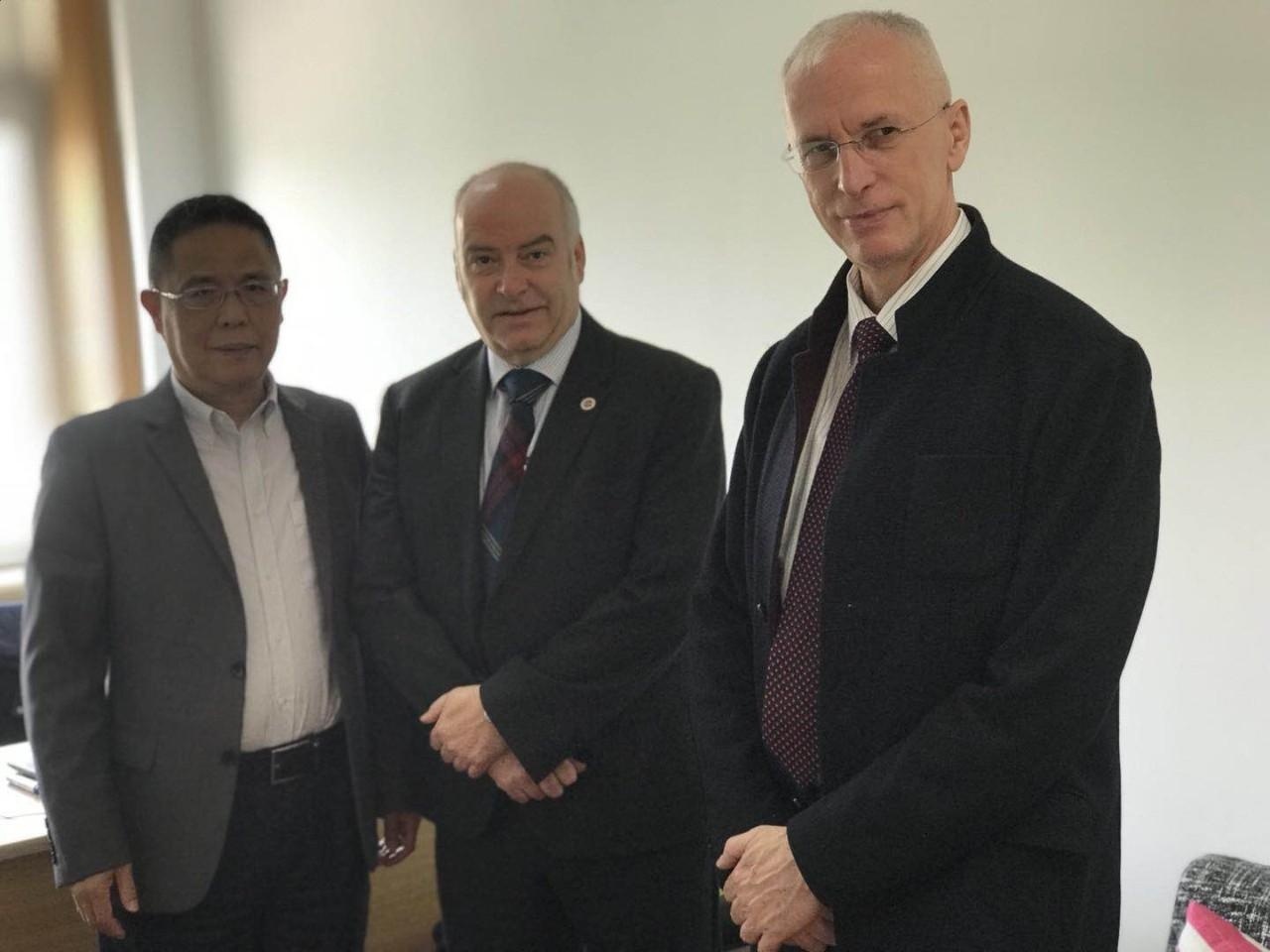 从左往右依次为为黄利鸣校长、DR.Stephen Warrington、Johannes副校长.jpg