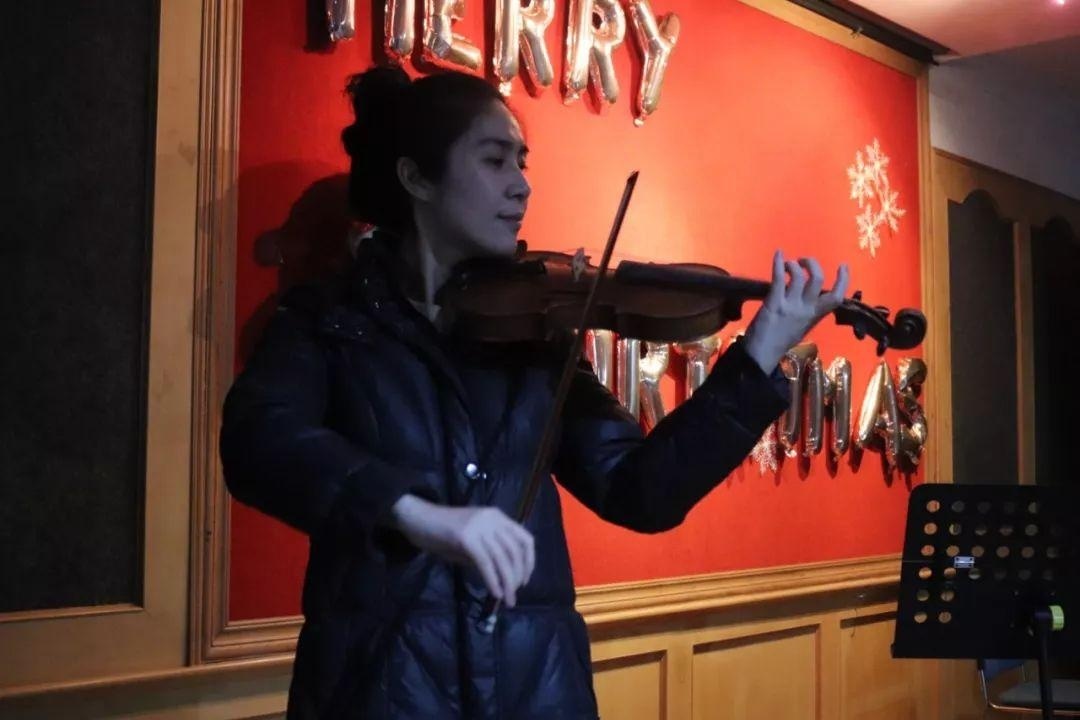 气质小提琴老师.jpg