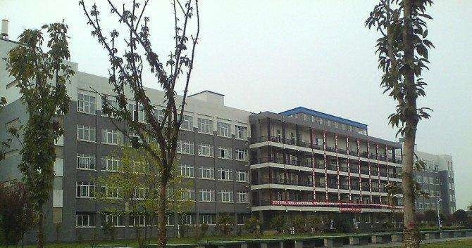 鹤壁机电信息工程学校