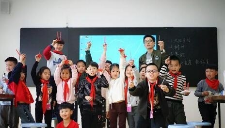 湖州帕丁顿双语学校STEAM课堂师生合影.jpg