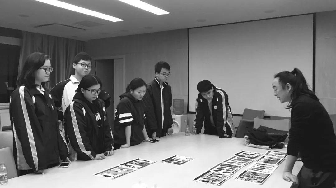 学生会成员与校服厂家讨论.jpg