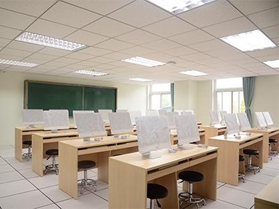 新府学外国语环境