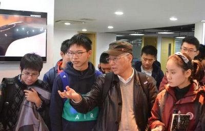 探索机器人的奥秘：光华剑桥国际高中创新社哈工大机器人集团上海公司参观