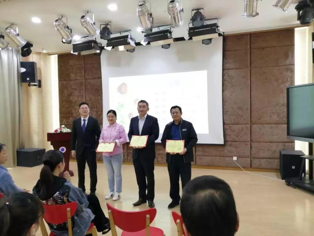 上海金苹果双语学校国际部第三届家委会.jpg