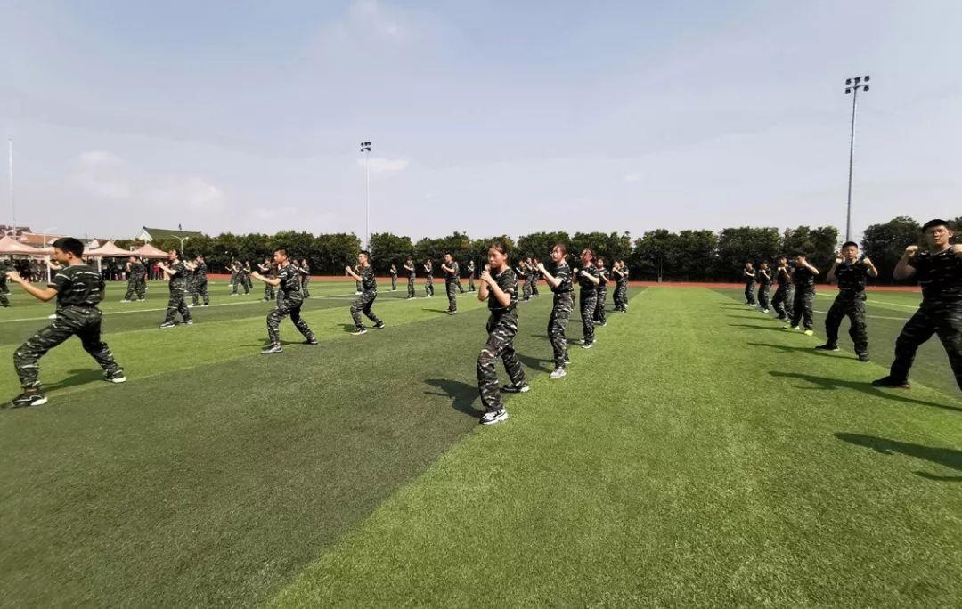 上海新纪元双语学校2019级新生军训.jpg
