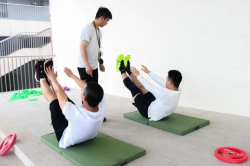 我们是一所让体育健全孩子体魄的学校.jpg