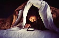 被窝玩手机