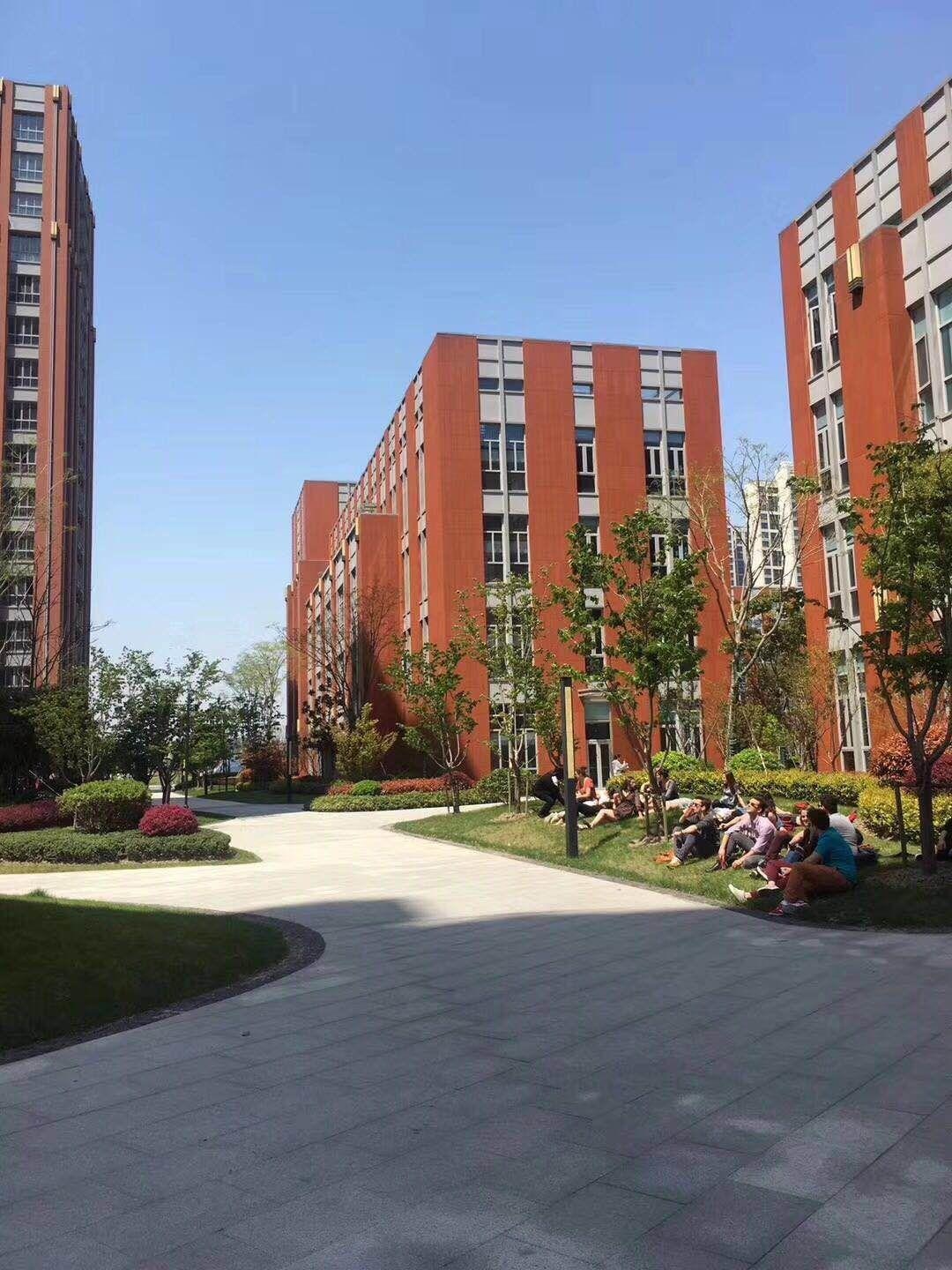 老师、学生、家长参观华二紫竹莱蒙尼亚校园.jpg
