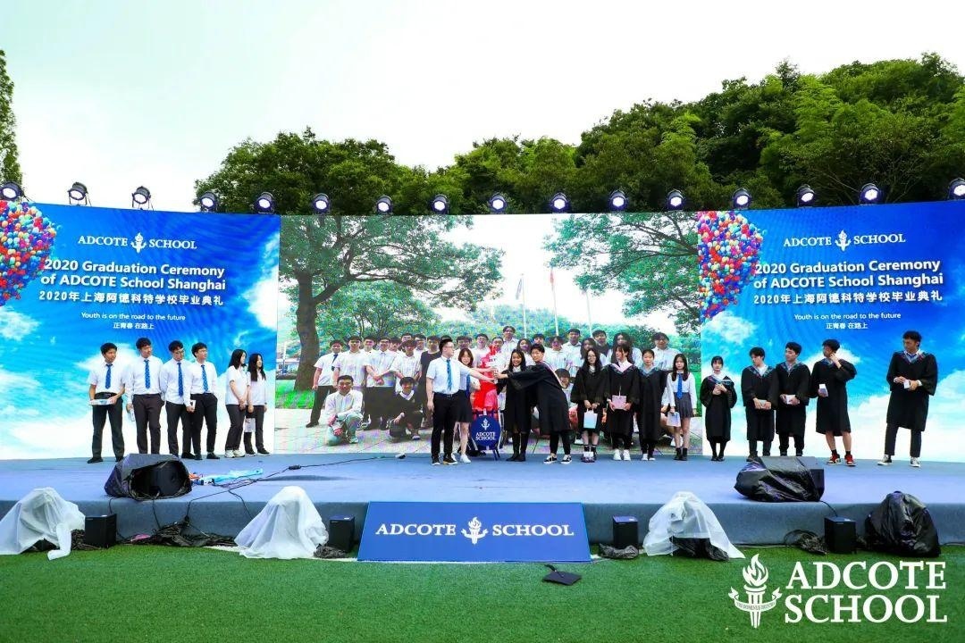 毕业班同学和下一届学弟学妹交换毕业礼物.jpg