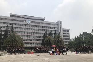 广东财经大学出国留学校园环境教学楼前