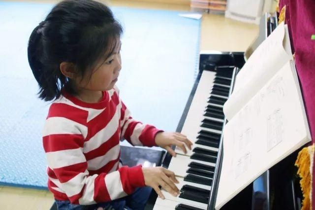 中加枫华国际学校幼儿园钢琴课程.jpg