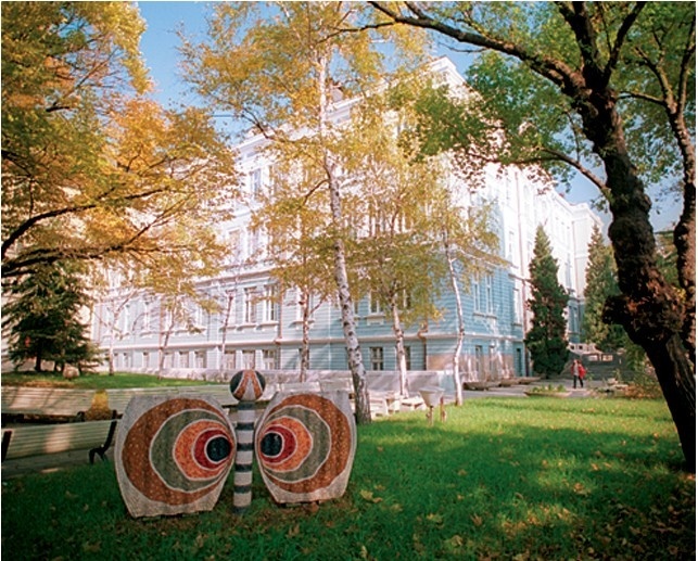 瓦尔纳经济大学