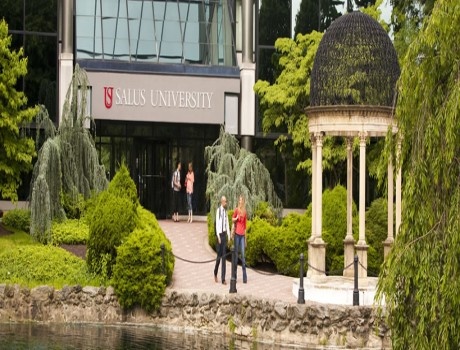 萨鲁斯大学