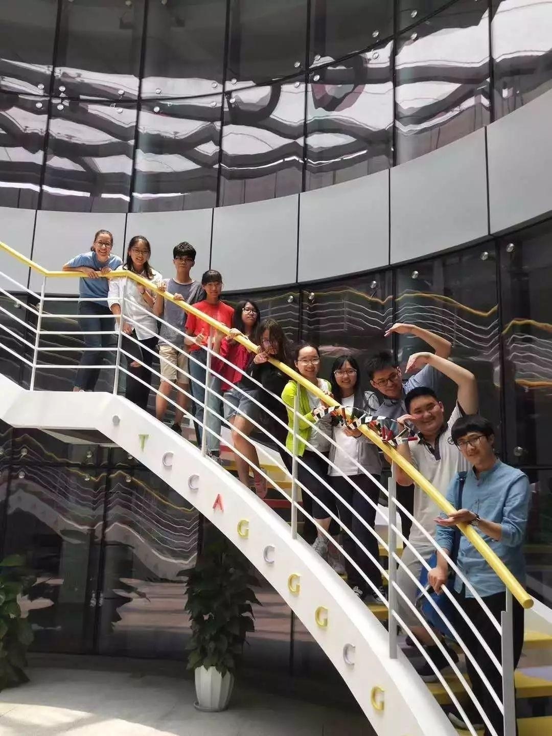 DNA阶梯上合影留念.jpg