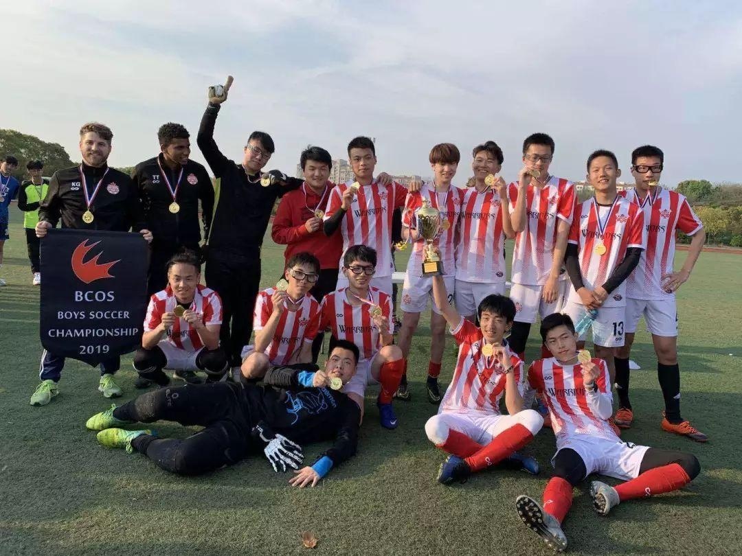 枫华男足斩获华东地区加拿大BC海外学校足球联赛冠军.jpg