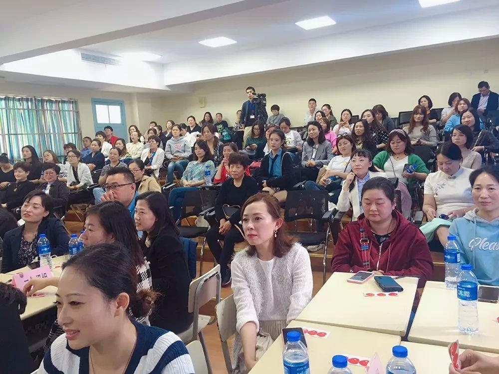 上海金苹果学校小学部第八届家委会.jpg