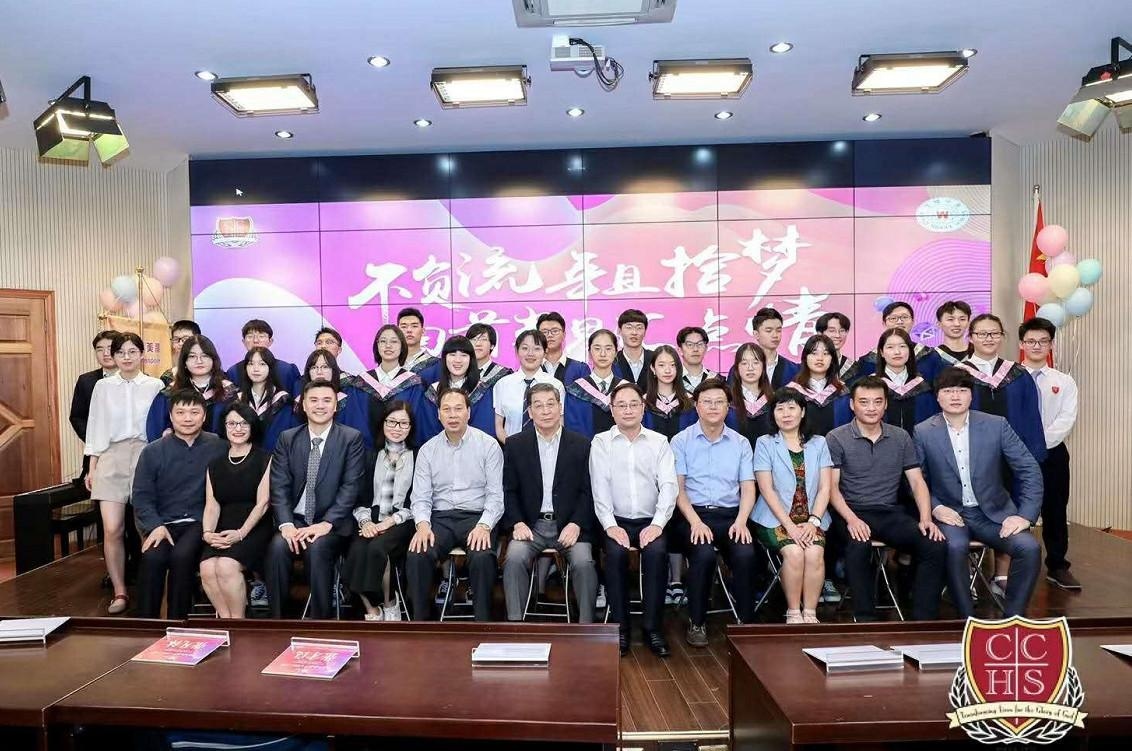 美国蓝带汇点高中毕业典礼.jpg