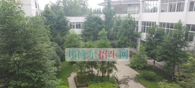 成都信息技术学校