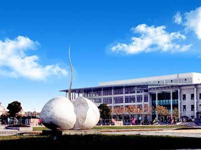 上海对外经贸大学门前广场