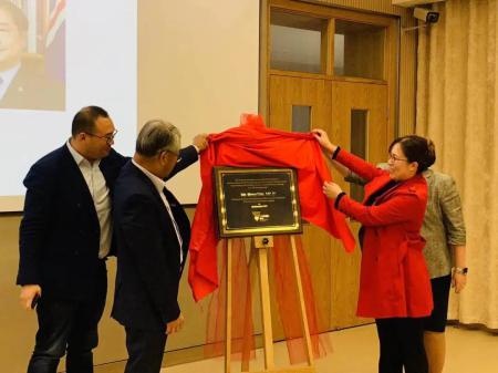 议员代表澳洲政府为学校授牌.jpg