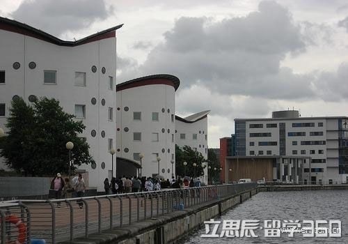 东伦敦大学