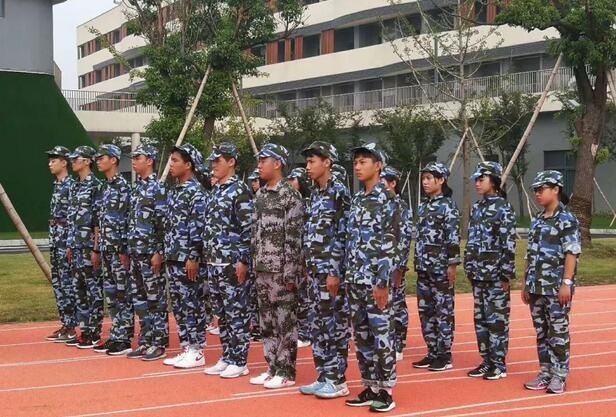 2018年湖州帕丁顿双语学校高中新生军训.jpg