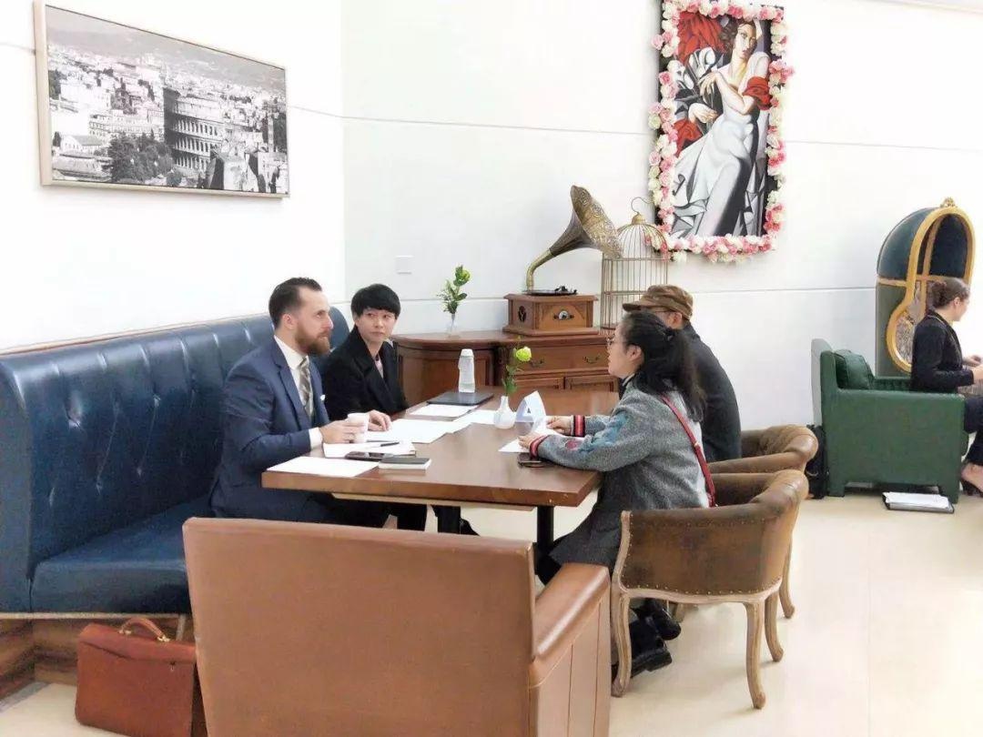 圆桌会议.jpg