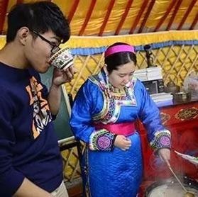 玩耍在锡林郭勒