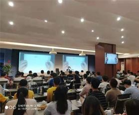 学生在认真上课