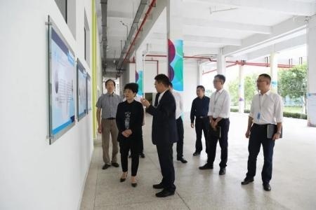 金局长一行参观“工作室”的宣传栏。.jpg