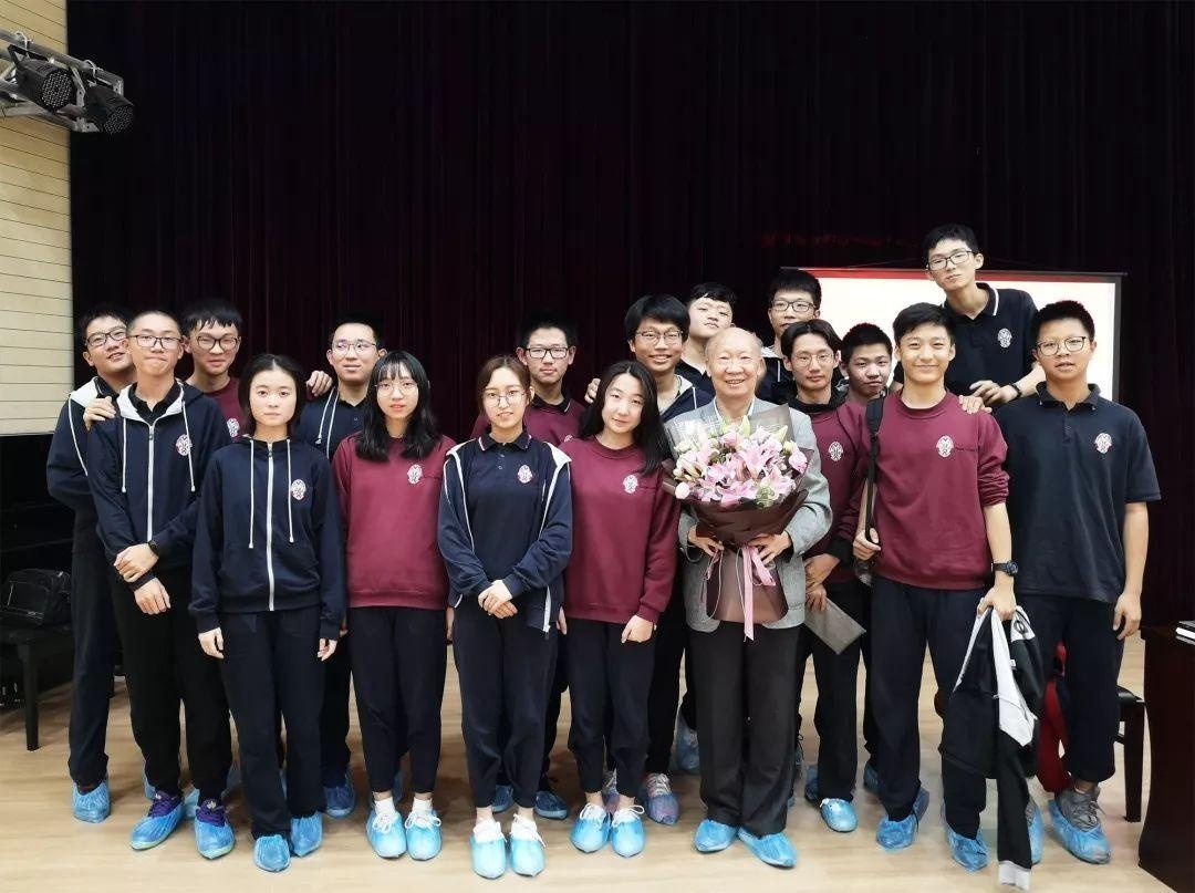 学生和左飚教授合影.jpg