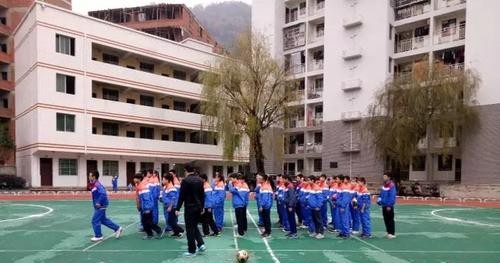 万源黄钟职业中学2021年学费、收费多少