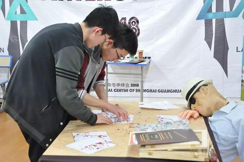 同学们在认真解谜.jpg