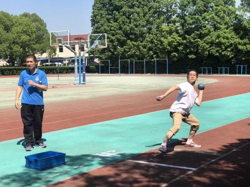 掷铅球.jpg