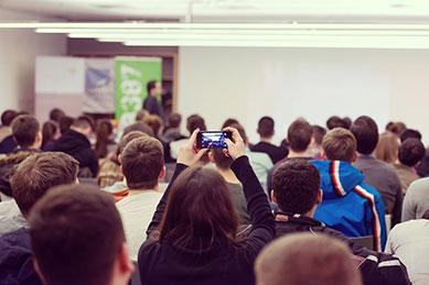 提供学前，完成学业后推荐就业，后期还提供网络学习服务。