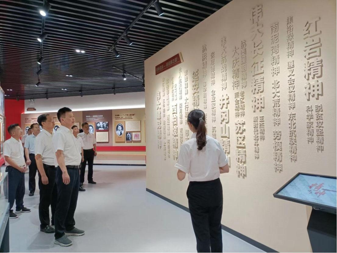 湖北理工学院校长李社教带队参观黄石廉洁文化馆