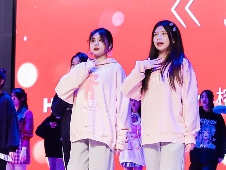 雨晨(右边)和雨希(左边)同台表演