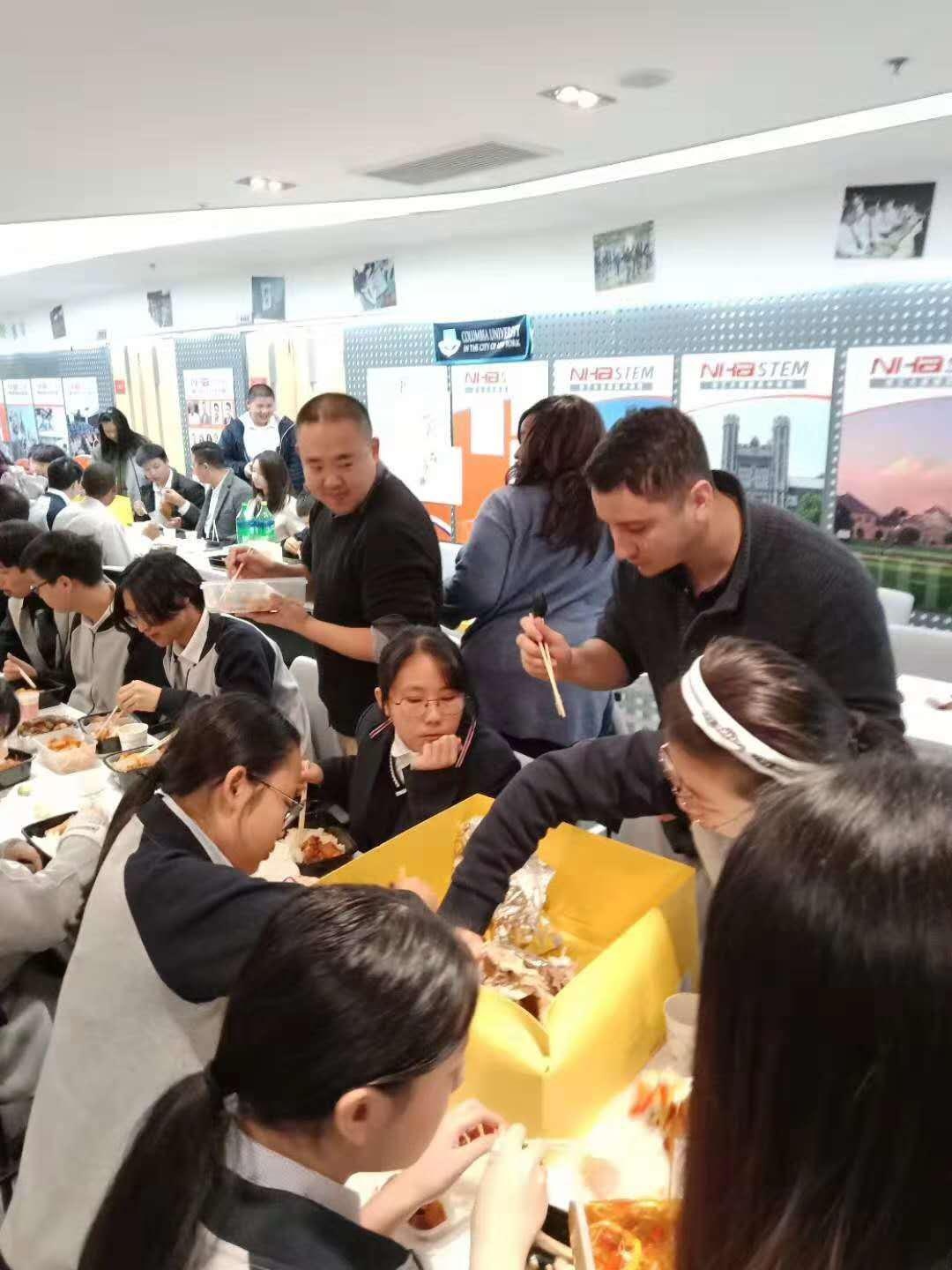现场热闹非凡.jpg