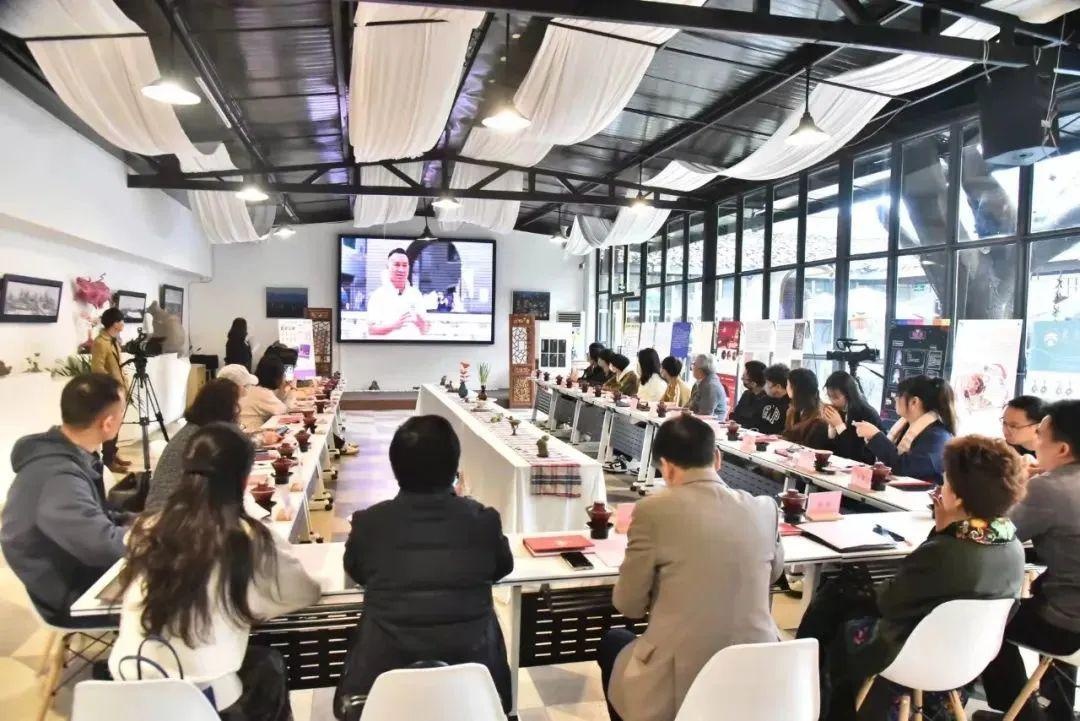 四川文化艺术学院美术设计学院师生应邀参加巴蜀文化创意设计联展研讨会
