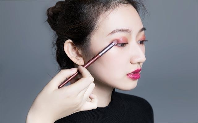 女生化妆前的护肤步骤