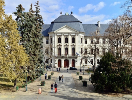 埃斯特哈齐卡洛里学院
