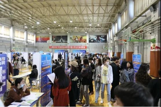 包头轻工职业技术学院举行大学校园专场招聘会